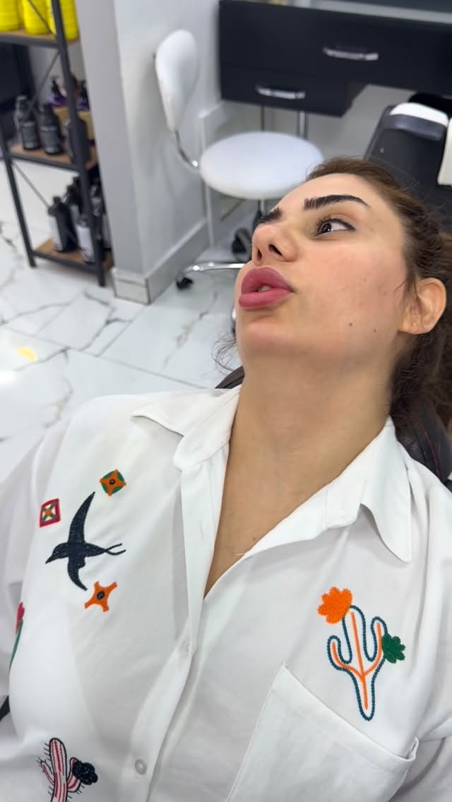 Kaş sadece bir detay değil, yüzün en güçlü ifadesidir ✨
Doğru kaş tasarımı bakışını değiştirir, enerjini ortaya çıkarır 🤍
Yüz şekline en uygun ölçüyle, doğallığını bozmadan profesyonel dokunuşlar…
Çünkü güzel görünen her kaşın arkasında emek ve doğru teknik vardır 💫

#kaştasarımı #kaşalımı #iplekaşalımı #kaşuzmanı #doğalkaş kaşşekillendirme